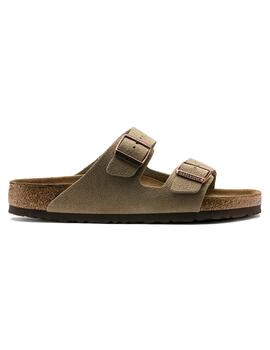 Sandalias Birkenstock Arizona ante piedra de mujer y hombre