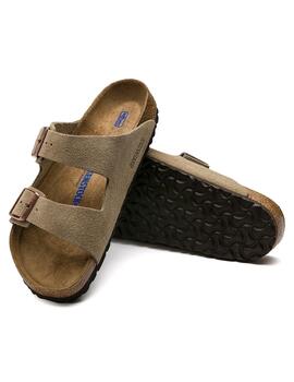 Sandalias Birkenstock Arizona ante piedra de mujer y hombre