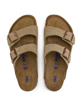 Sandalias Birkenstock Arizona ante piedra de mujer y hombre