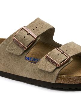 Sandalias Birkenstock Arizona ante piedra de mujer y hombre