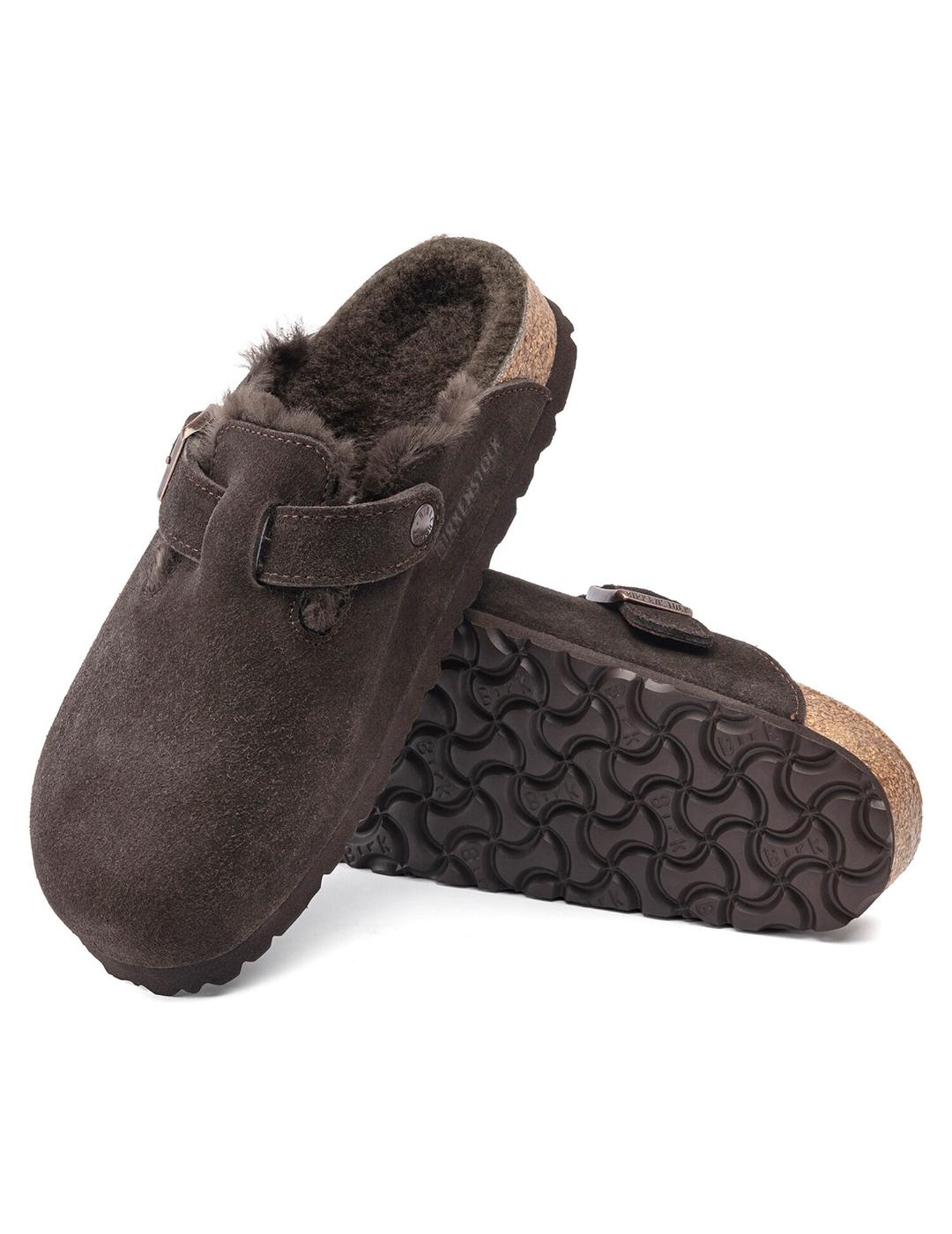 Zuecos Birkenstock Boston con pelo marrón de mujer