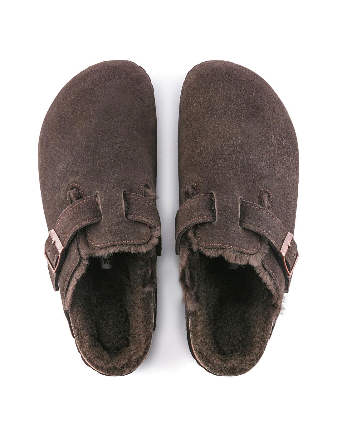 Zuecos Birkenstock Boston con pelo marrón de mujer