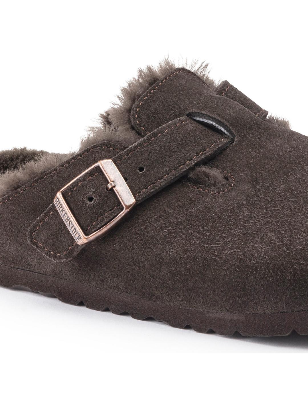 Zuecos Birkenstock Boston con pelo marrón de mujer