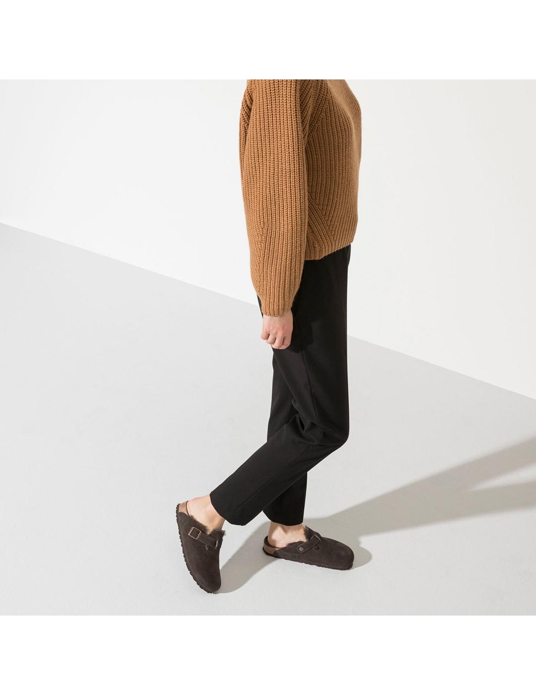 Zuecos Birkenstock Boston con pelo marrón de mujer