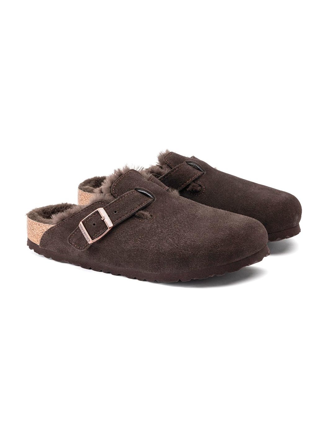 Zuecos Birkenstock Boston con pelo marrón de mujer