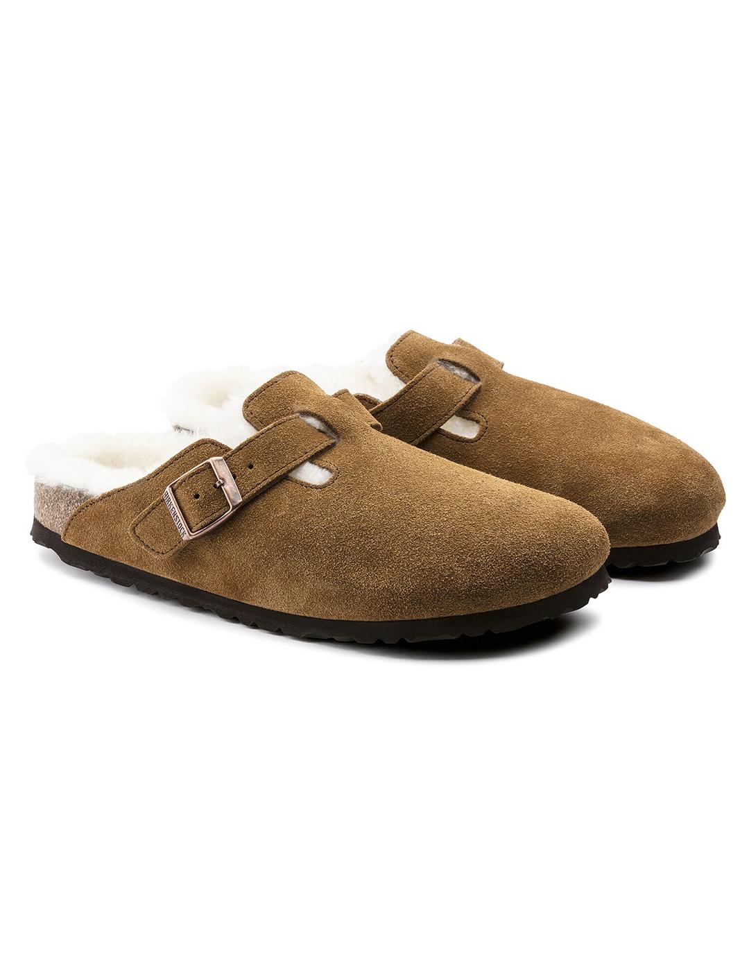 Zuecos Birkenstock Boston con pelo marrón de mujer