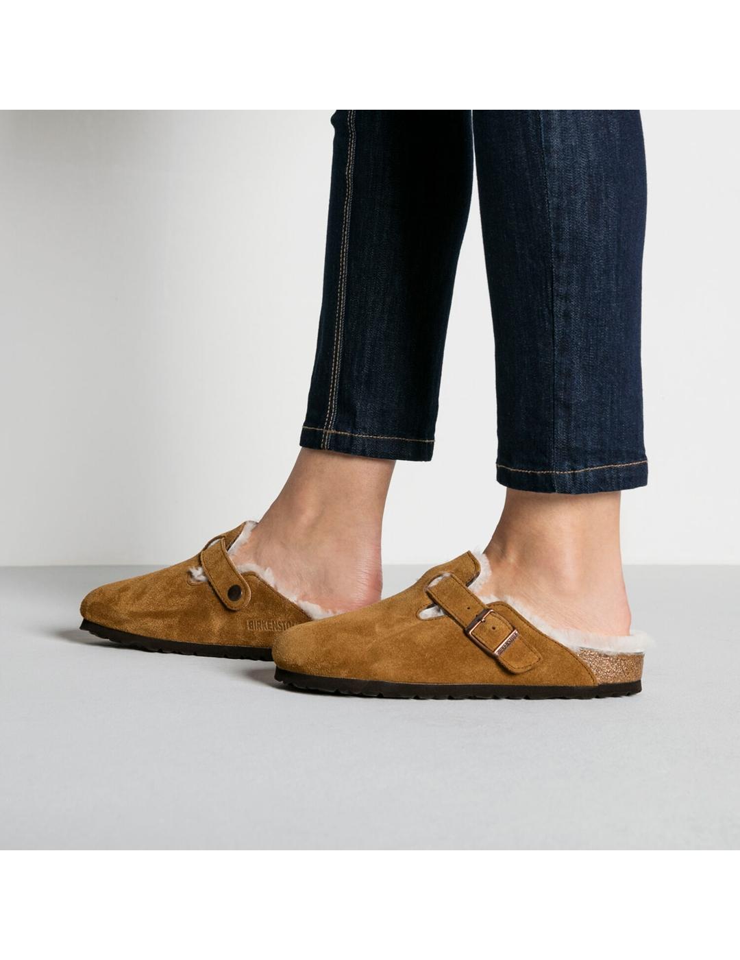Zuecos Birkenstock Boston con pelo camel de mujer