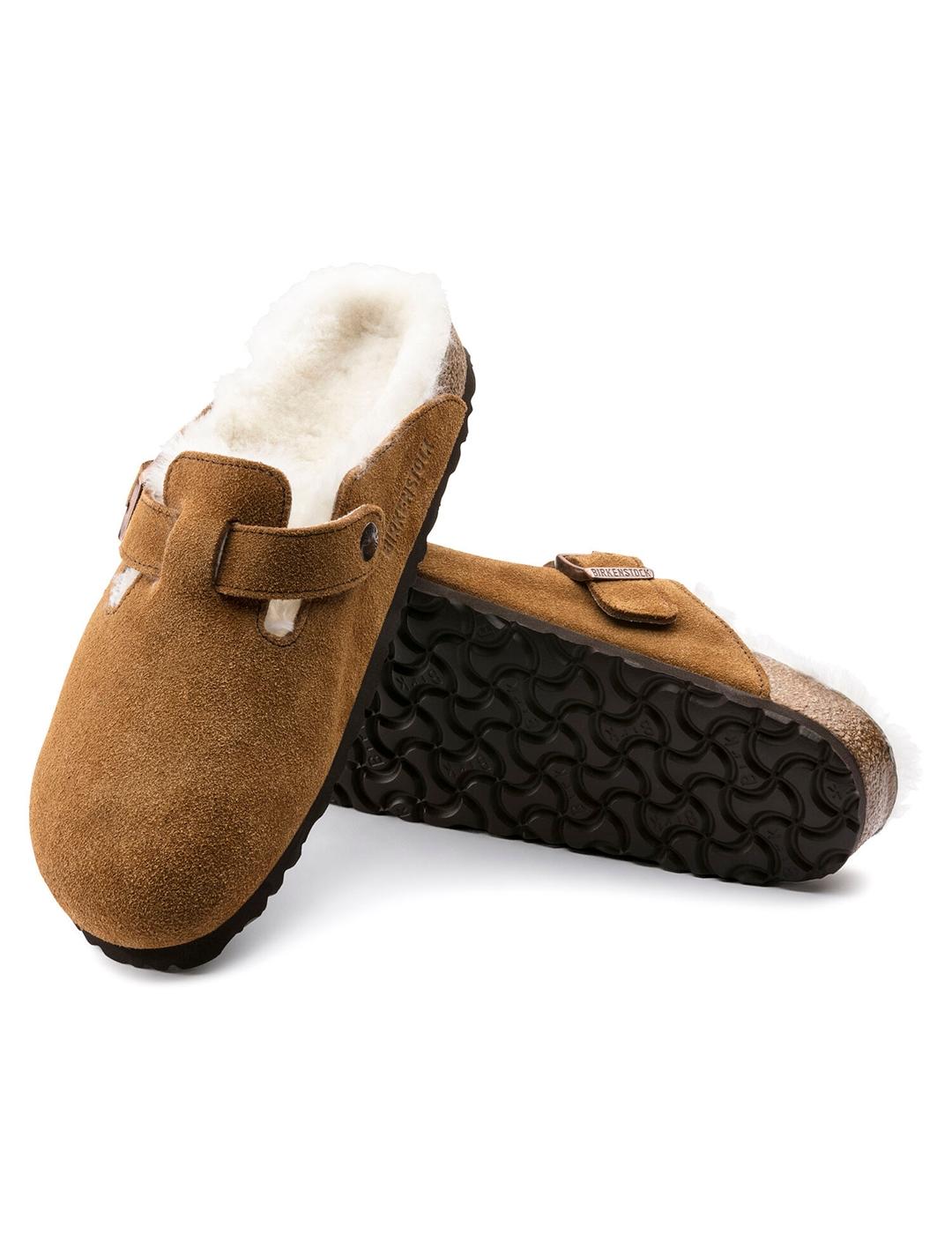 Zuecos Birkenstock Boston con pelo camel de mujer