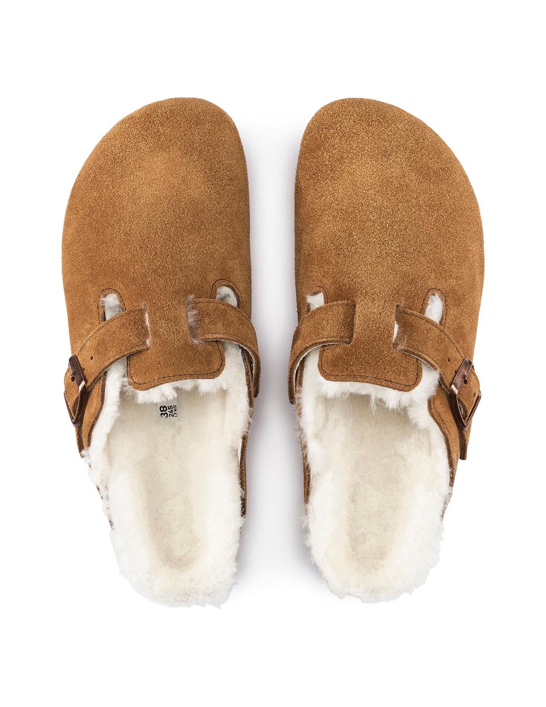 Zuecos Birkenstock Boston con pelo camel de mujer