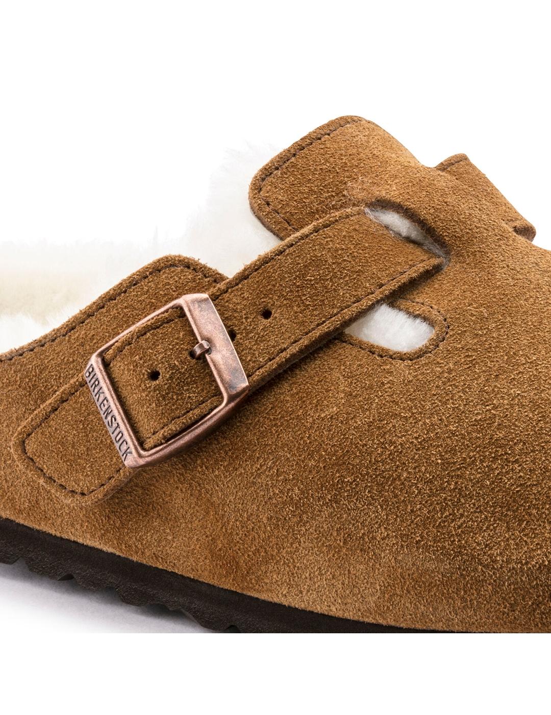Zuecos Birkenstock Boston con pelo camel de mujer