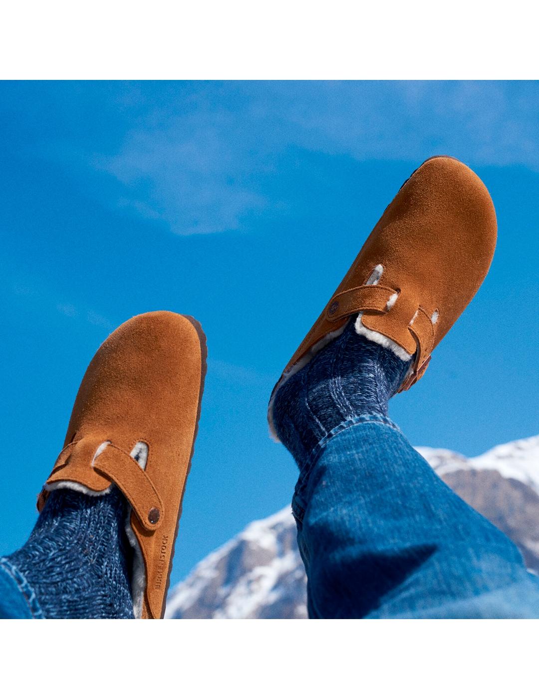 Zuecos Birkenstock Boston con pelo camel de mujer