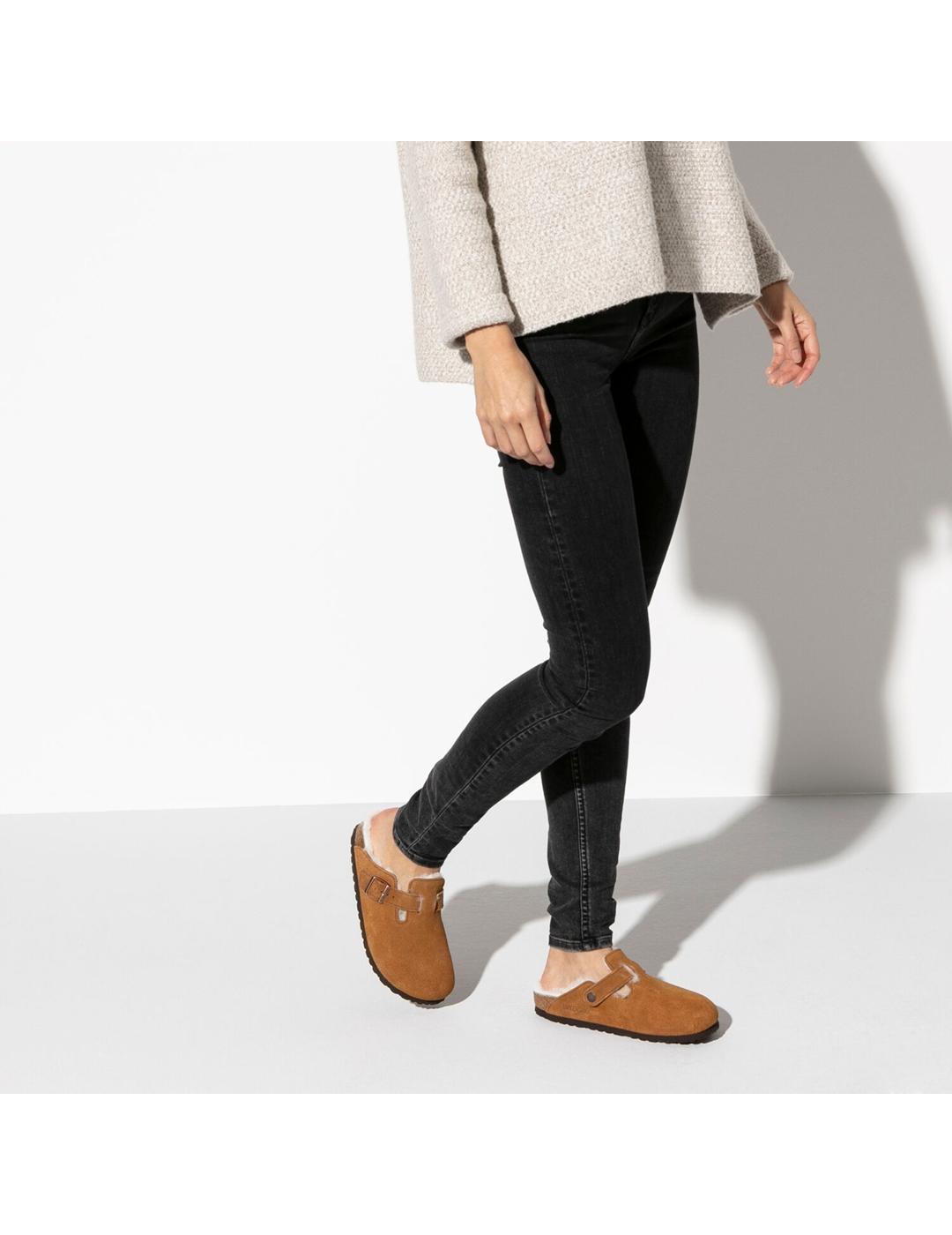 Zuecos Birkenstock Boston con pelo camel de mujer