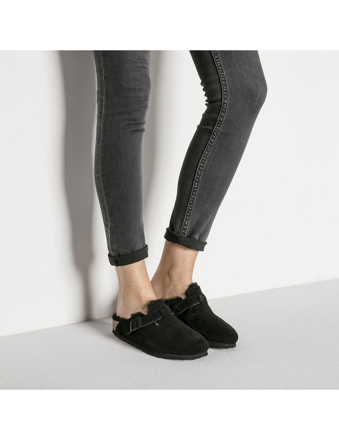 Zuecos Birkenstock Boston con pelo negro de mujer