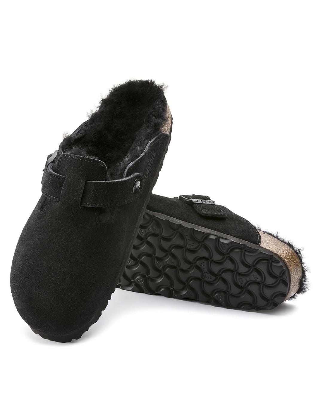 Zuecos Birkenstock Boston con pelo negro de mujer