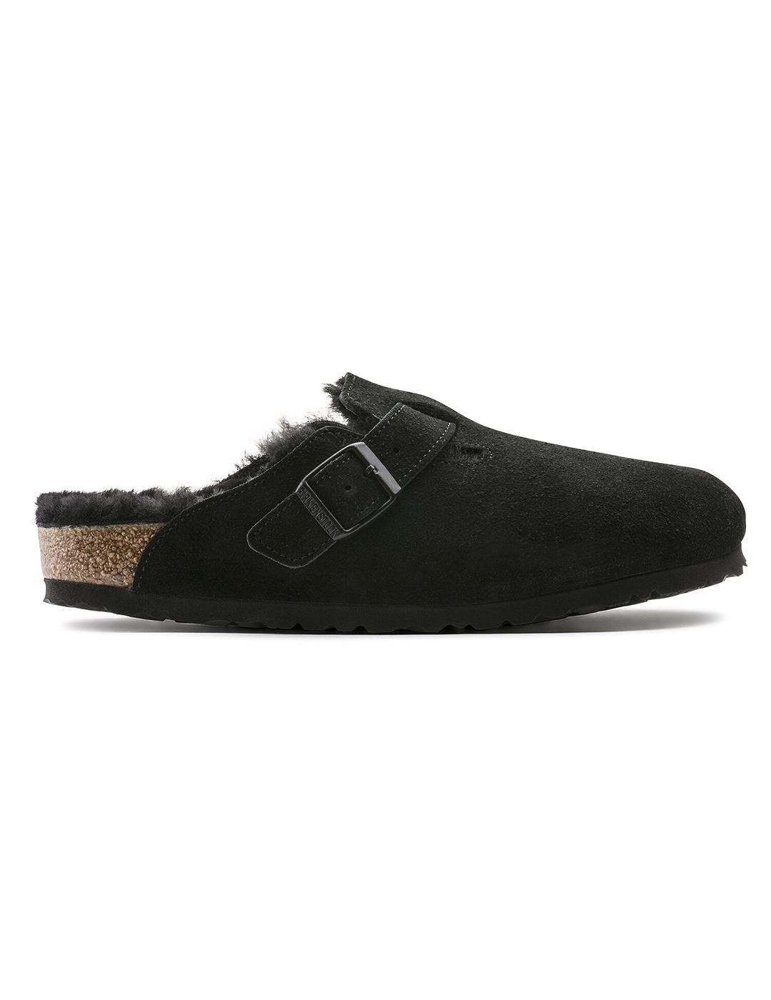Zuecos Birkenstock Boston con pelo negro de mujer