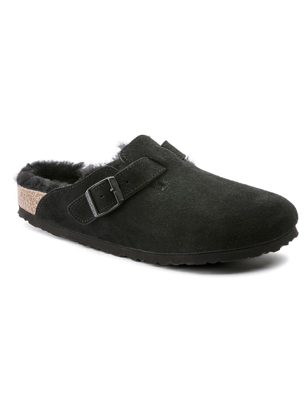 Zuecos Birkenstock Boston con pelo negro de mujer