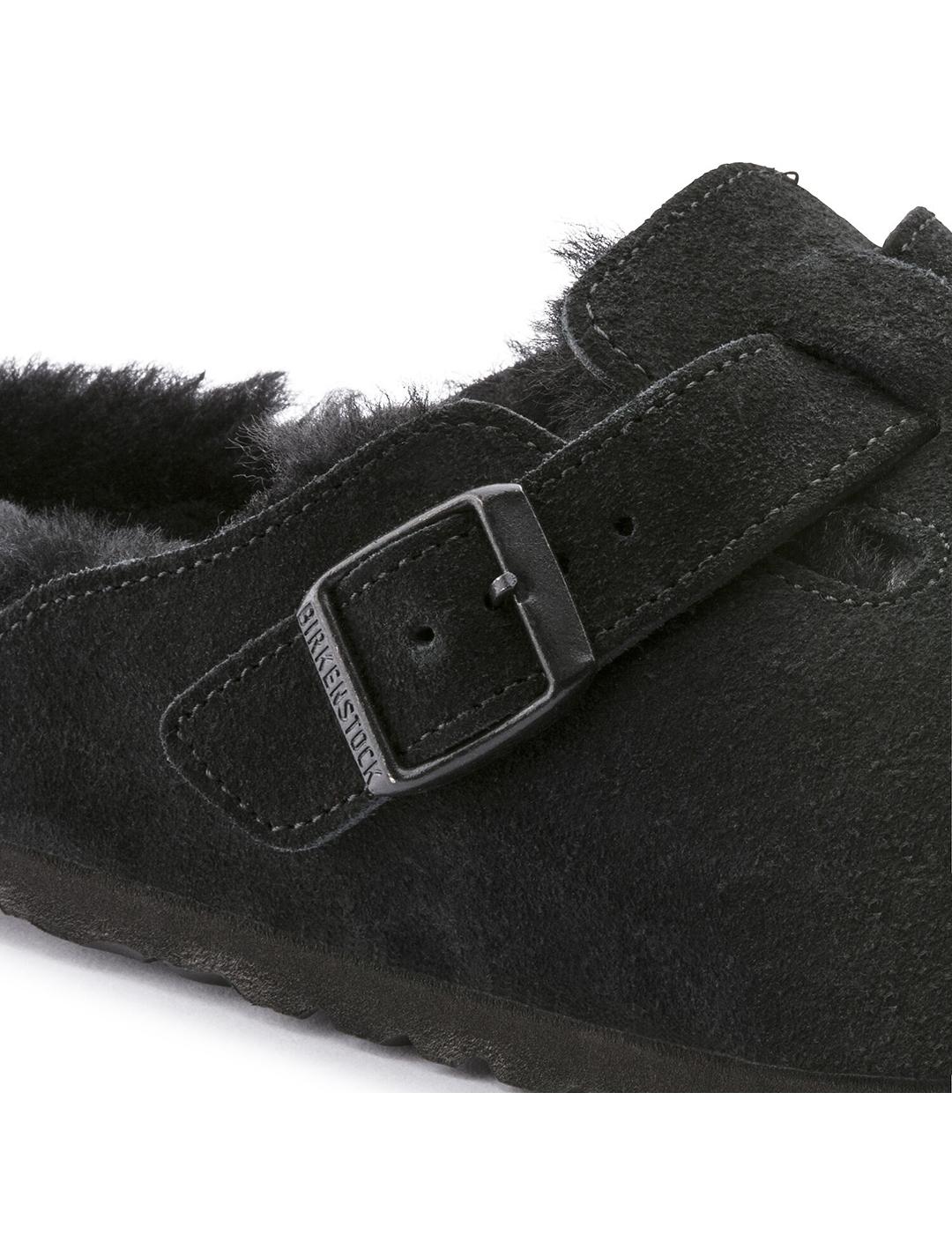 Zuecos Birkenstock Boston con pelo negro de mujer