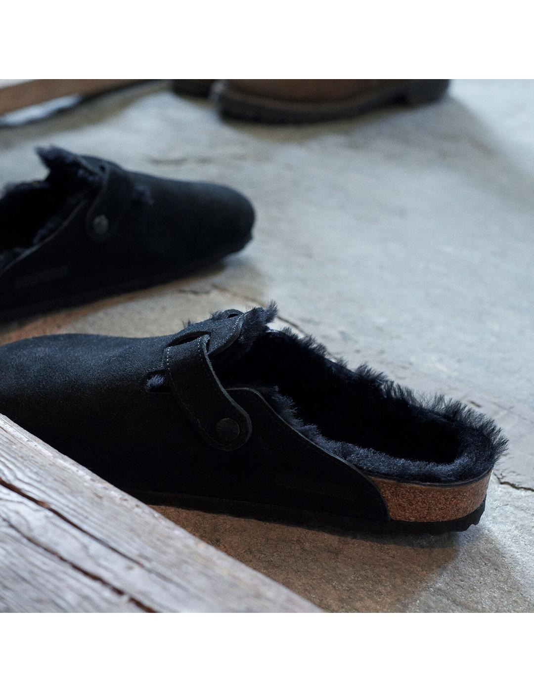 Zuecos Birkenstock Boston con pelo negro de mujer