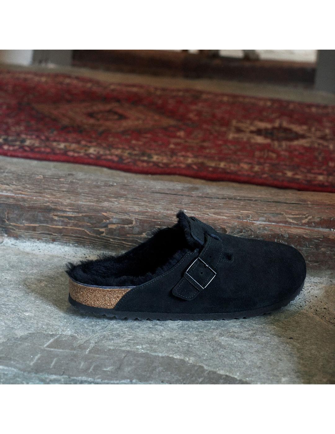 Zuecos Birkenstock Boston con pelo negro de mujer