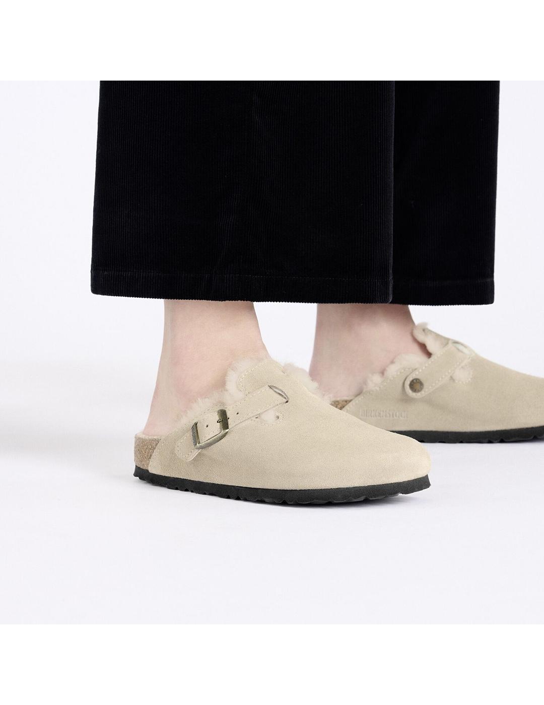 Zuecos Birkenstock Boston con pelo gris de mujer