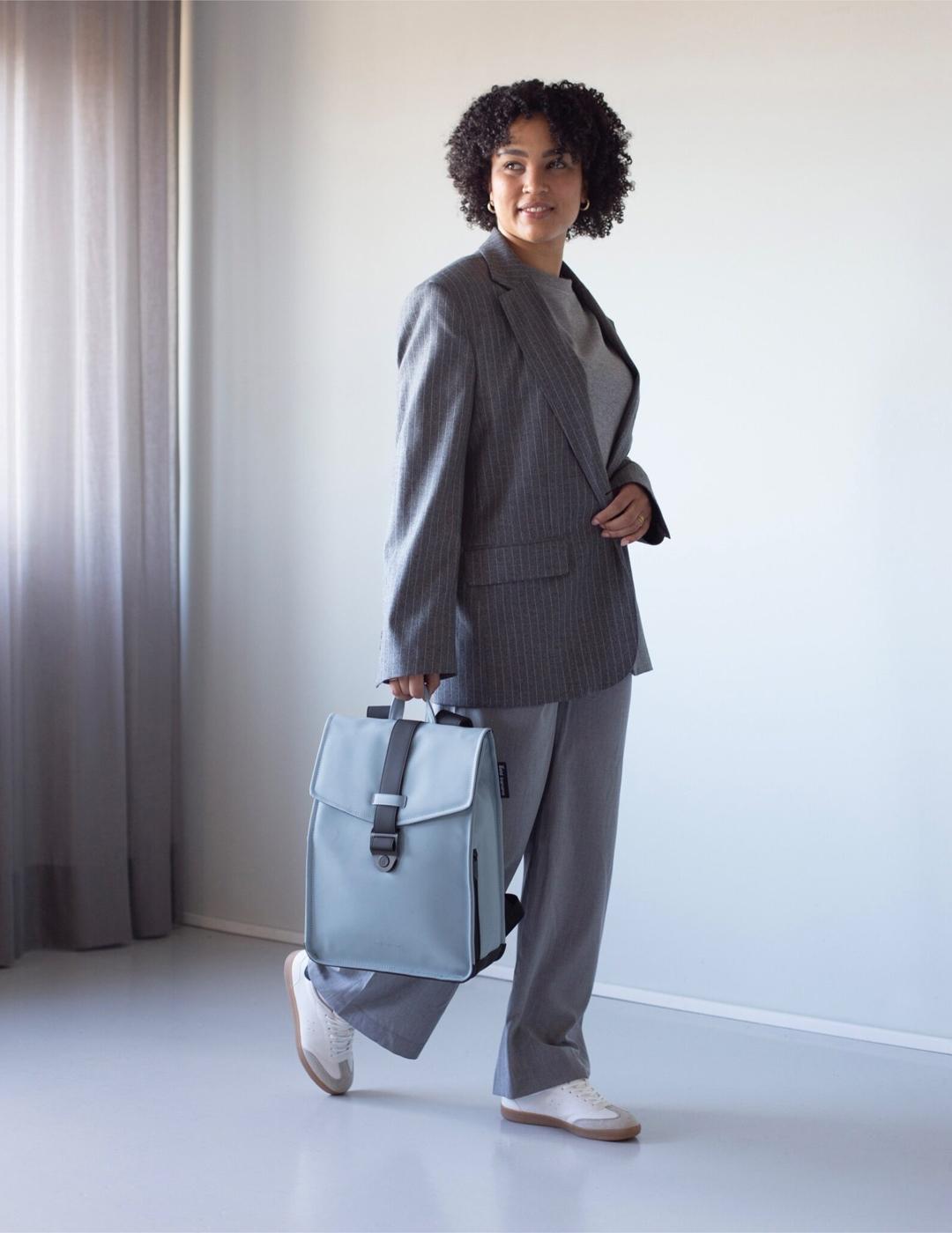 Mochila Bold Banana Envelope Beyond Bold azul hombre y mujer