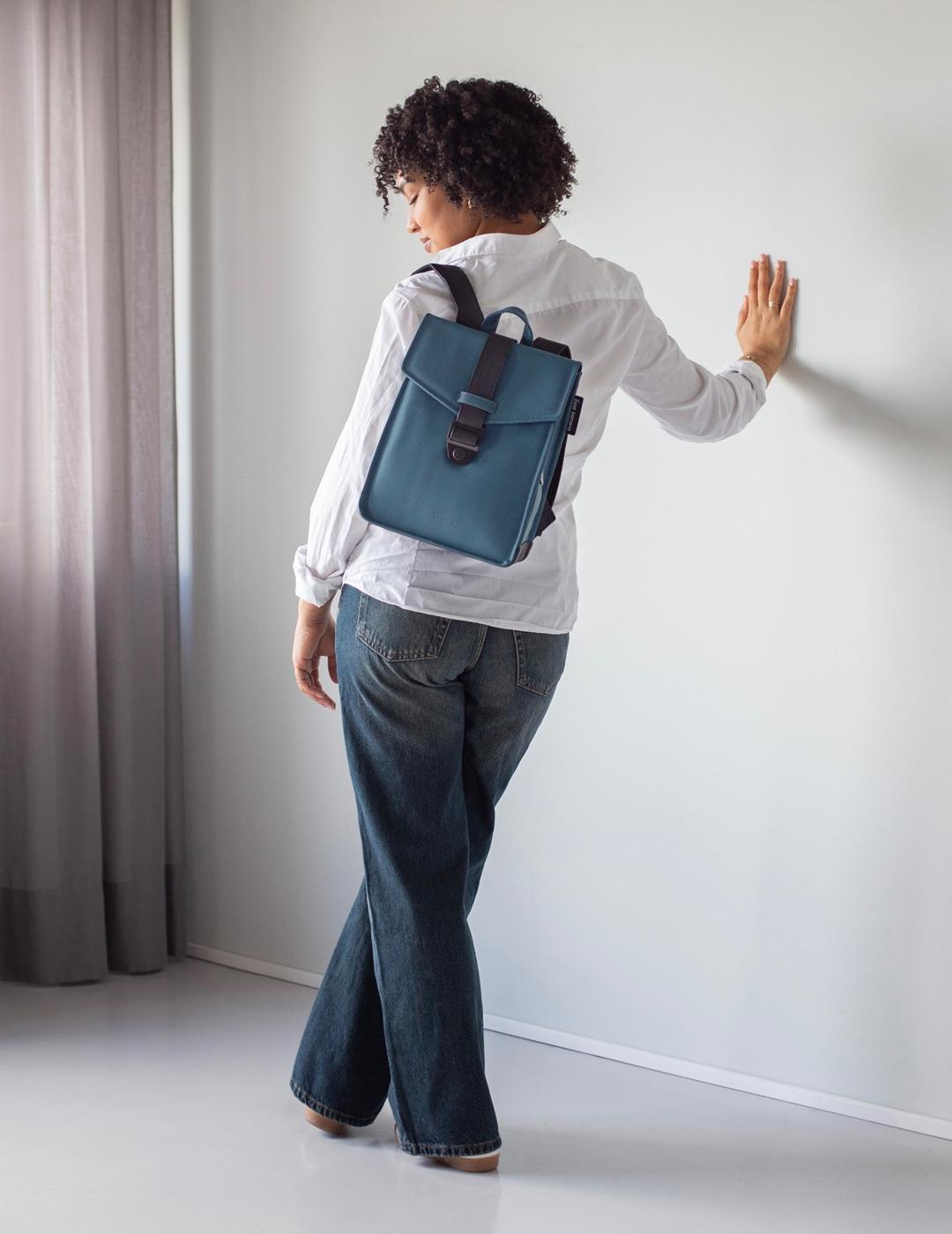 Mochila Bold Banana Envelope Mini Beyond Bold azul hombre mu