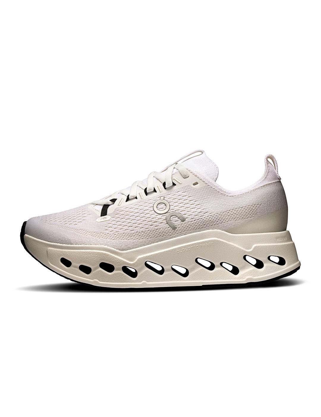 Zapatillas On Running Cloudsurfer Max blancas de mujer