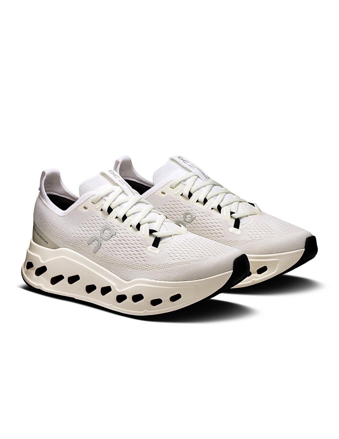 Zapatillas On Running Cloudsurfer Max blancas de mujer