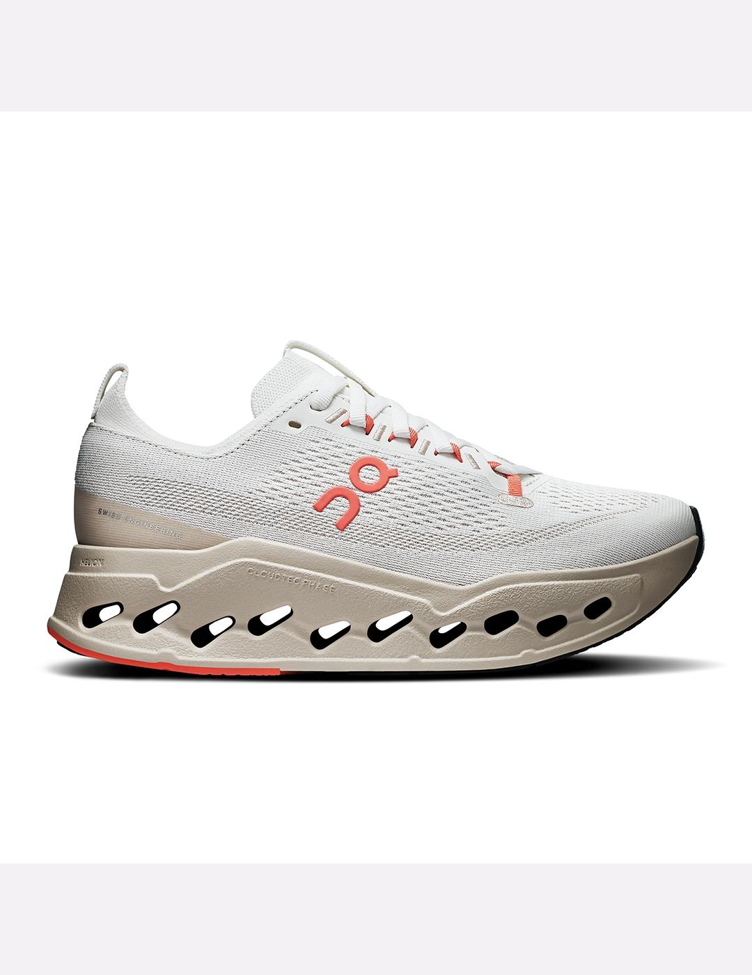 Zapatillas On Running Cloudsurfer Max crudo de mujer