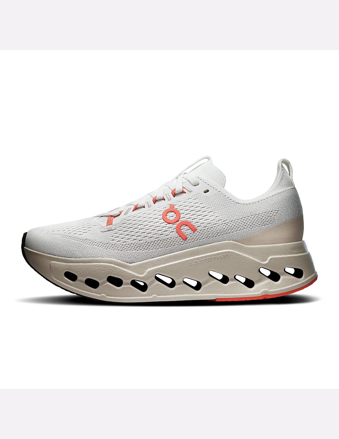 Zapatillas On Running Cloudsurfer Max crudo de mujer