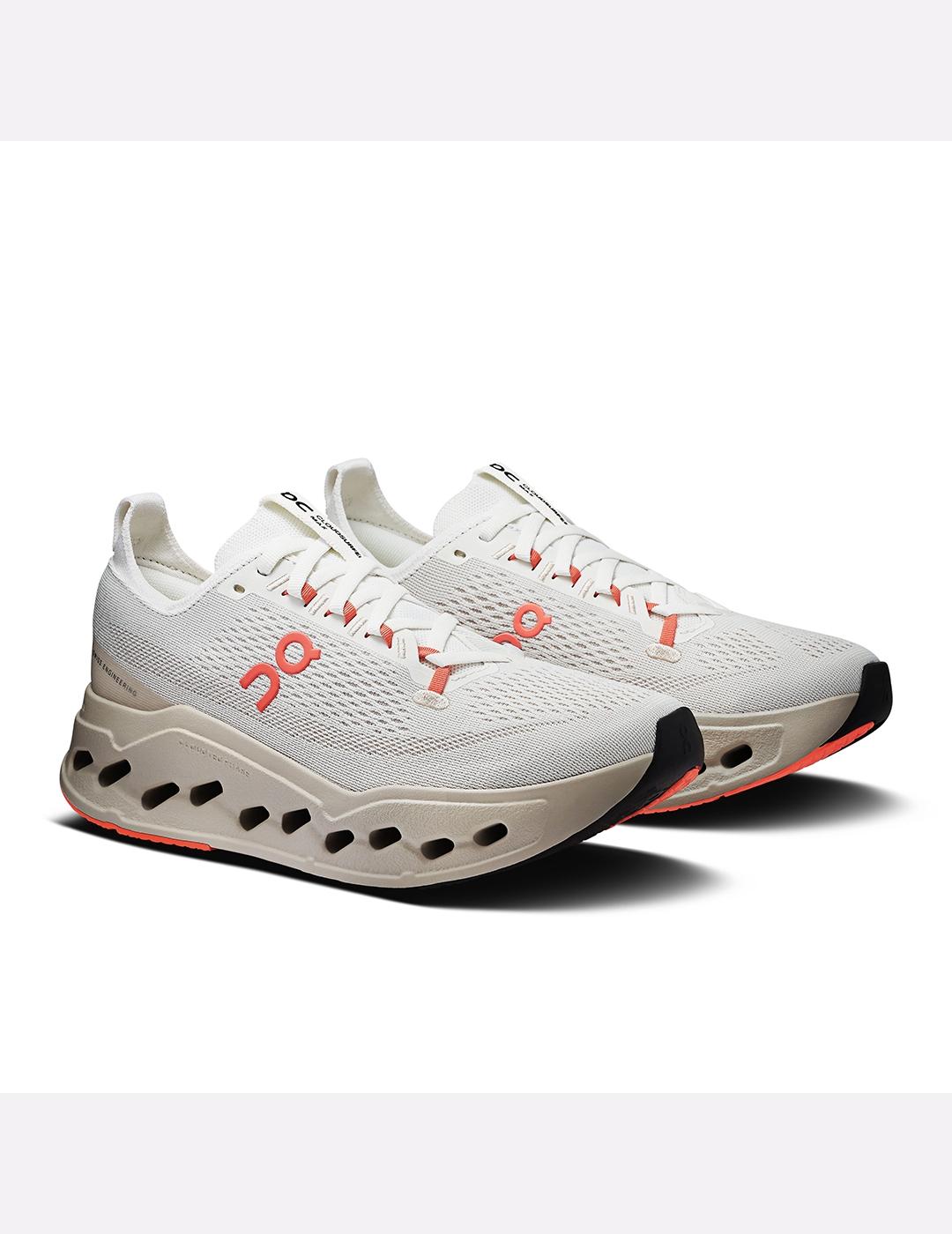 Zapatillas On Running Cloudsurfer Max crudo de mujer