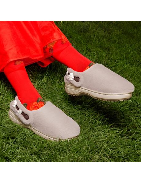 Zuecos Crocs Classic Unfurgettable grises con pelo de mujer