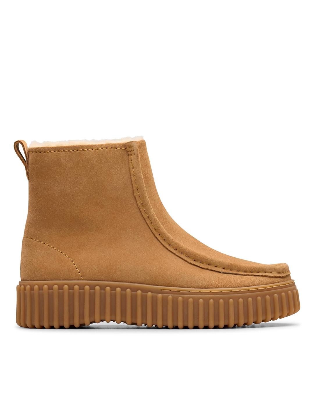 Botines Clarks Torhill Cozy ante camel con forro de mujer